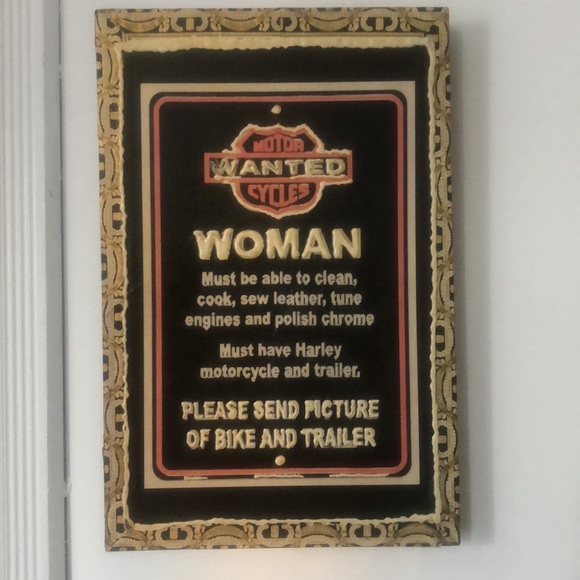 “Wanted” woman painted onto Arturo Fuente cigar box by hand. - Picture 5 of 10